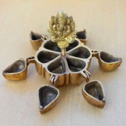 Six petal kukuma bowl with the presence of Ganapa
