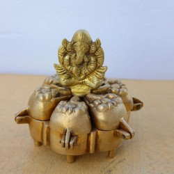 Six petal kukuma bowl with the presence of Ganapa